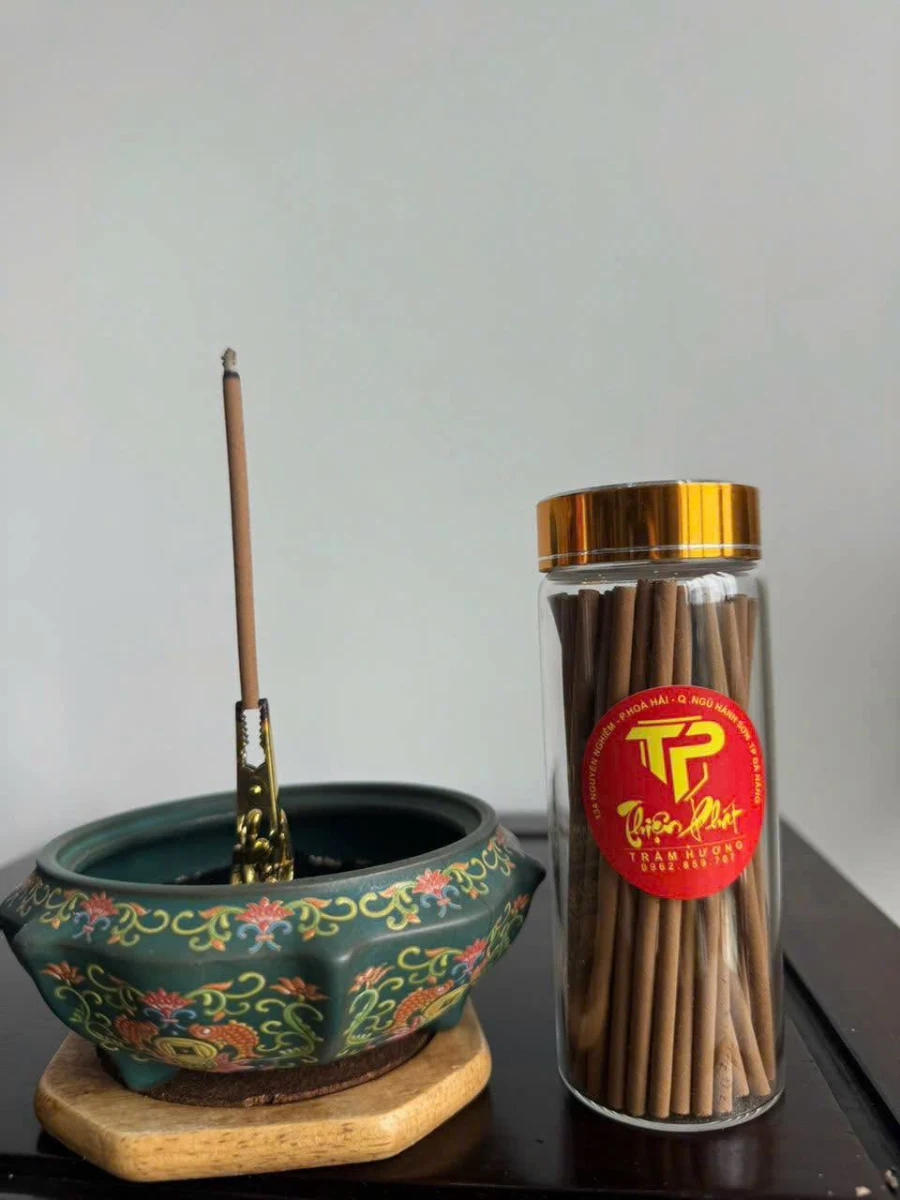 Ảnh thật thanh trầm hương đang đốt trên lư