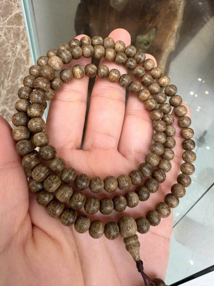 Ảnh thật chuỗi trầm hương 6mm mộc rin trên tay